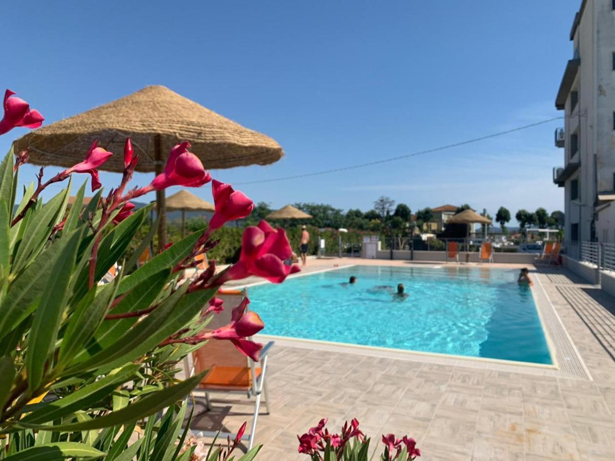 Hotel Letizia ฟอลลอนนีกา ภายนอก รูปภาพ